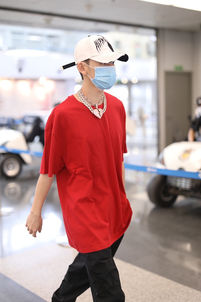 组图:小鬼王琳凯戴心碎项链个性足 穿红t装扮嘻哈潮酷有型