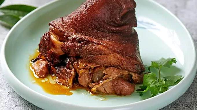 牛佛烘肘:色泽棕红,味美香甜,食之而不烂!