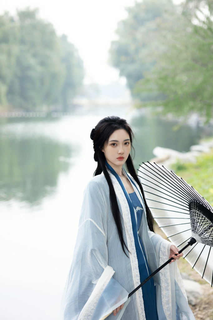 赵嘉敏发布湖边古风写真 一袭蓝衣执伞回眸绝美惊艳