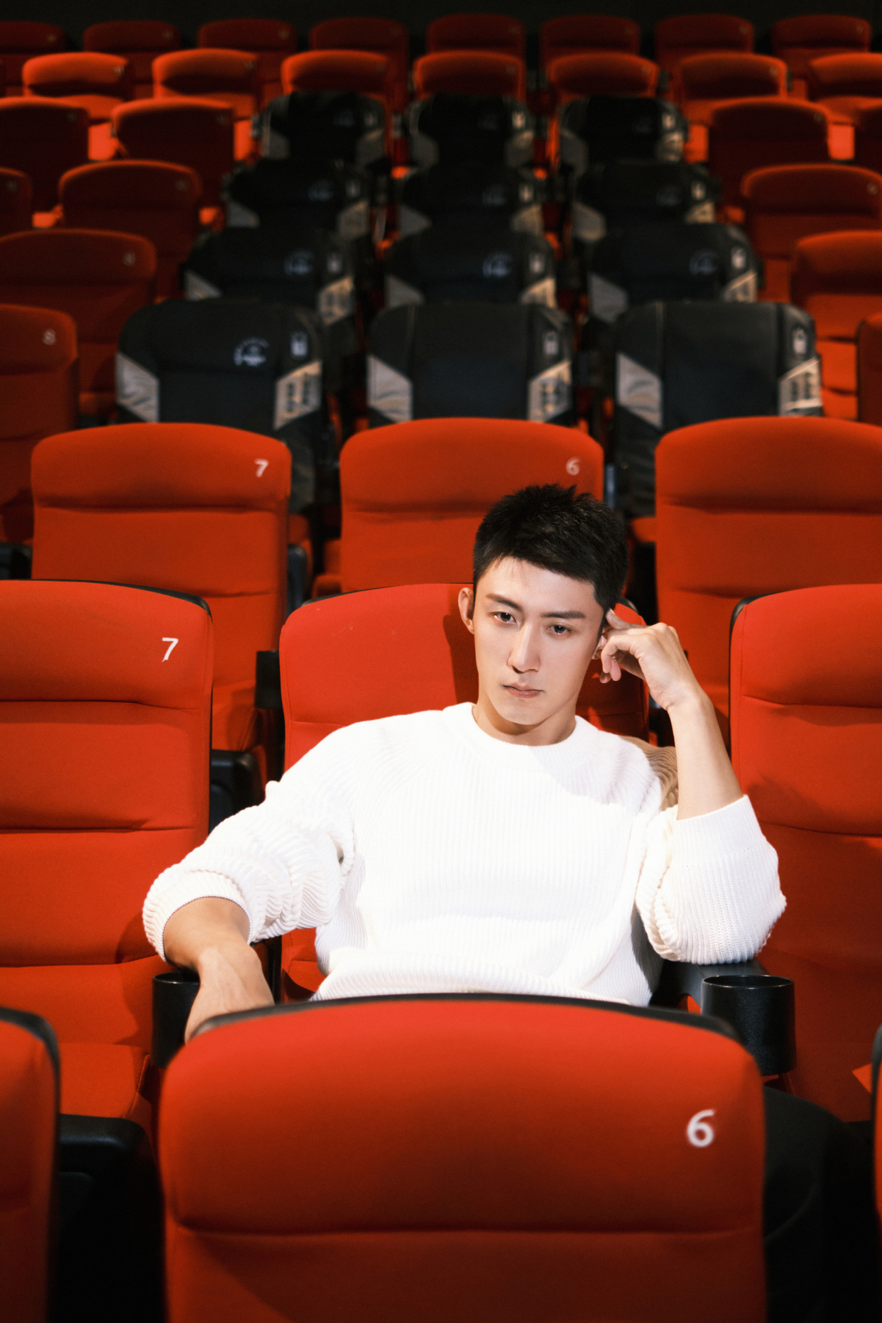 黄景瑜,1992年11月30日出生于辽宁省丹东市