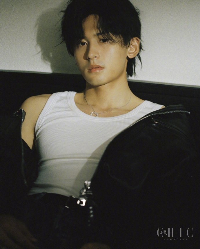 组图:张哲瀚胶片质感日系风大片曝光 穿花衬衫温暖惬意