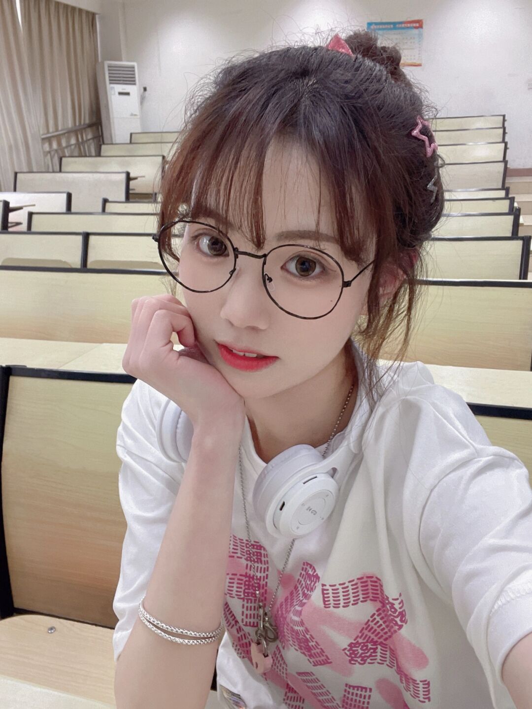 可爱高中生装扮的小美女,这才是清纯的样子,宽大t恤衫青春活力