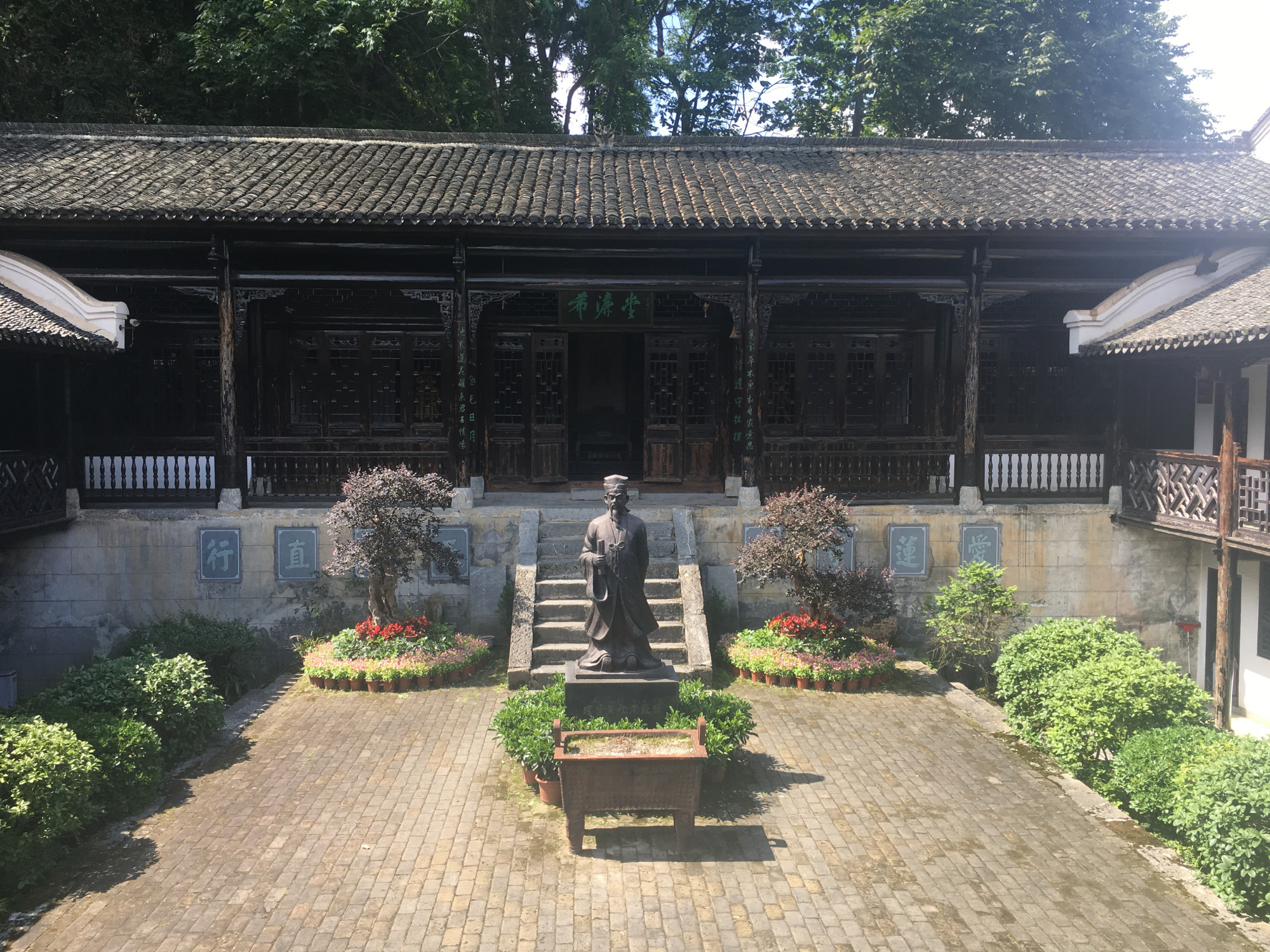 为纪念周敦颐而兴建的濂溪书院,这里诞生了开国上将等名人