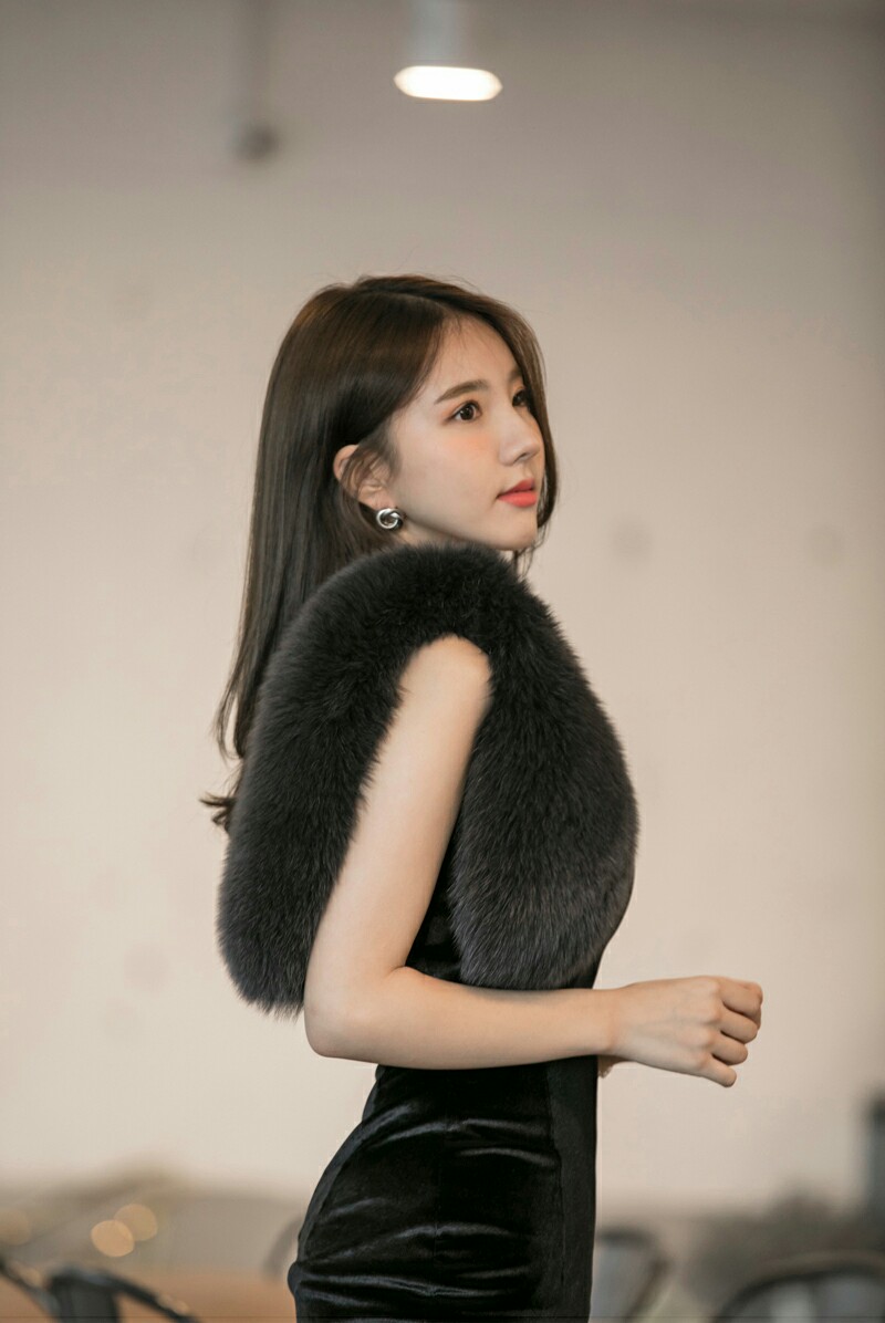 美女金孝轩时尚穿搭:菡萏香销黑色长裙