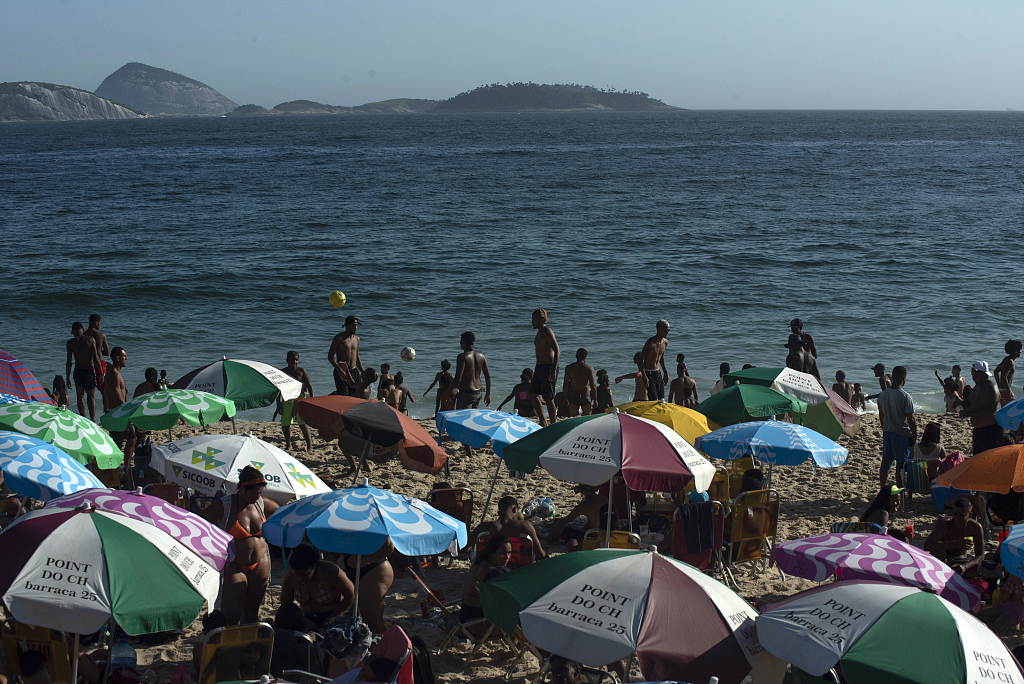 巴西累计新冠确诊病例超2400万例 海滩上游人如织人山人海