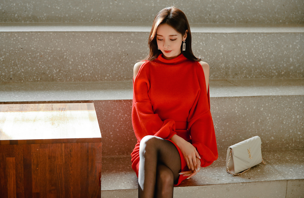 女神孙允珠时尚写真:波西塔诺风红色古典束腰短裙
