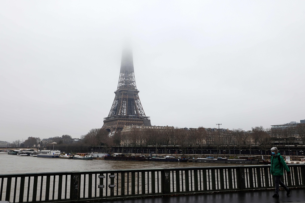 法国巴黎迎来大雾天气 埃菲尔铁塔"上半身消失"