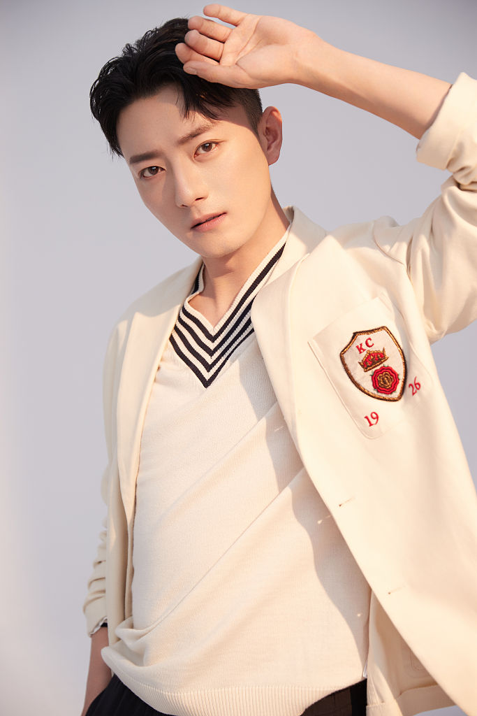 苏小玎身着白色西装尽显绅士风范 镜头下轮廓立体硬照表现力超强