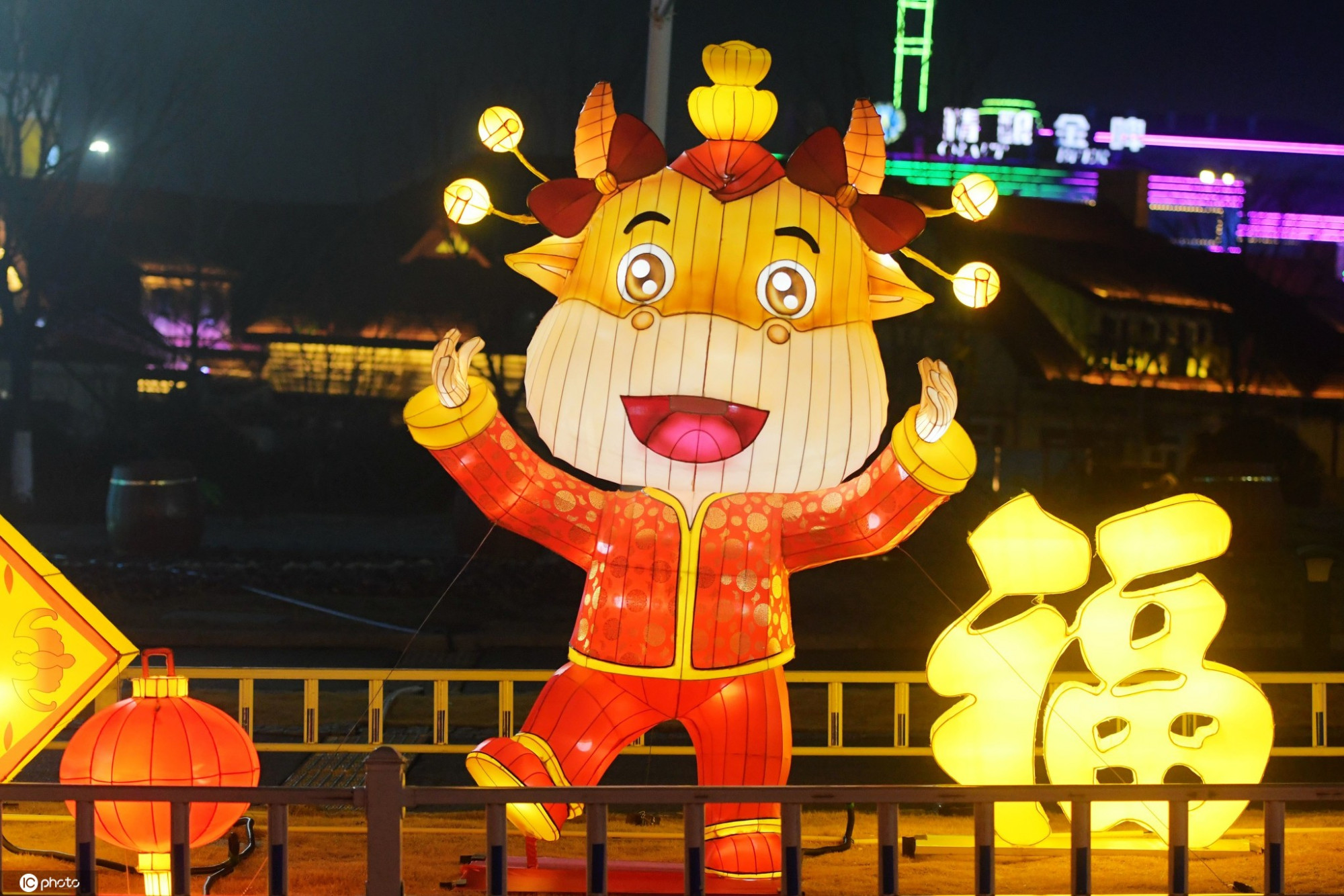 喜庆牛花灯迎接春节 彩灯璀璨年味浓!