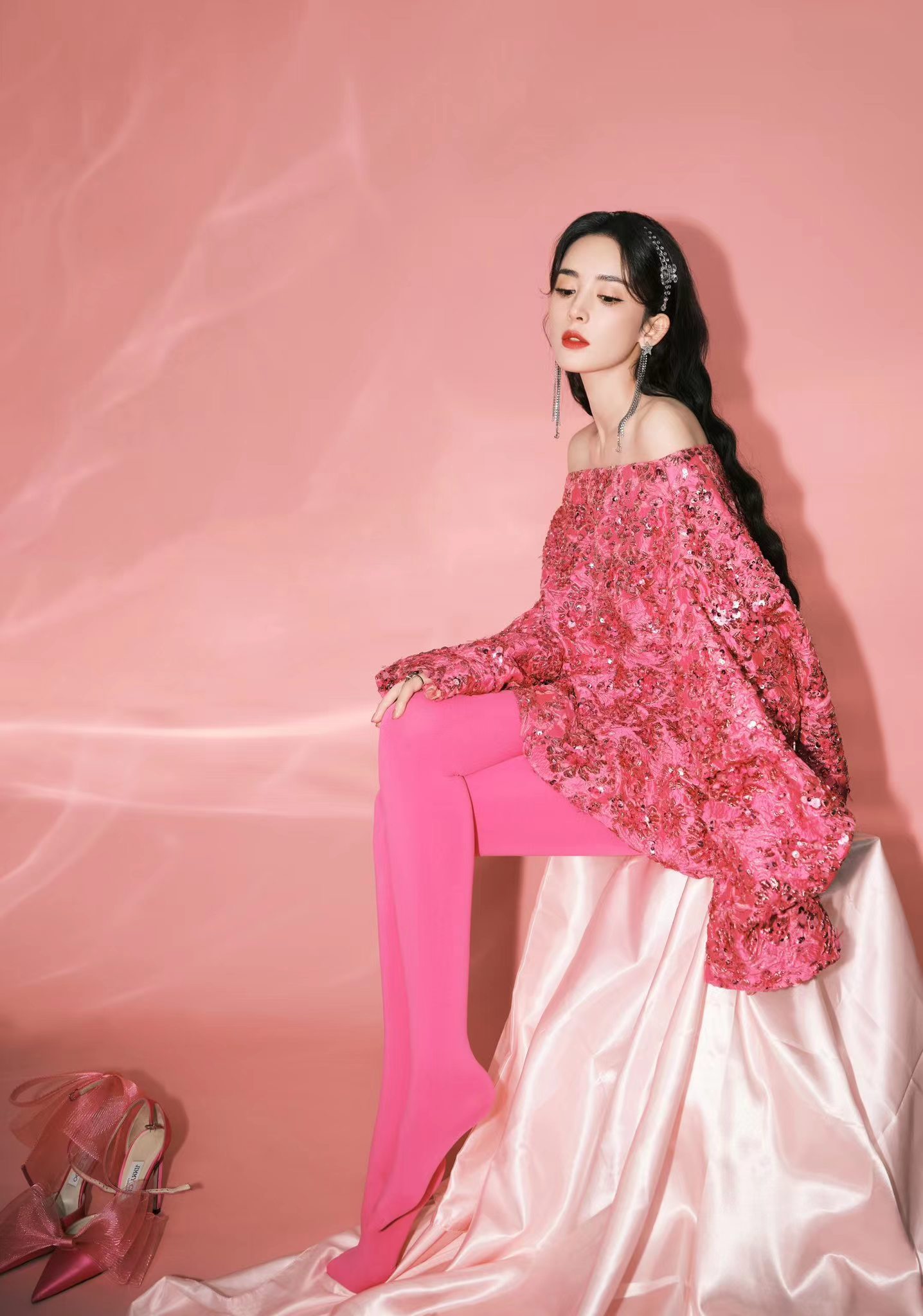 古力娜扎出席活动一袭碎花裙大秀美腿!