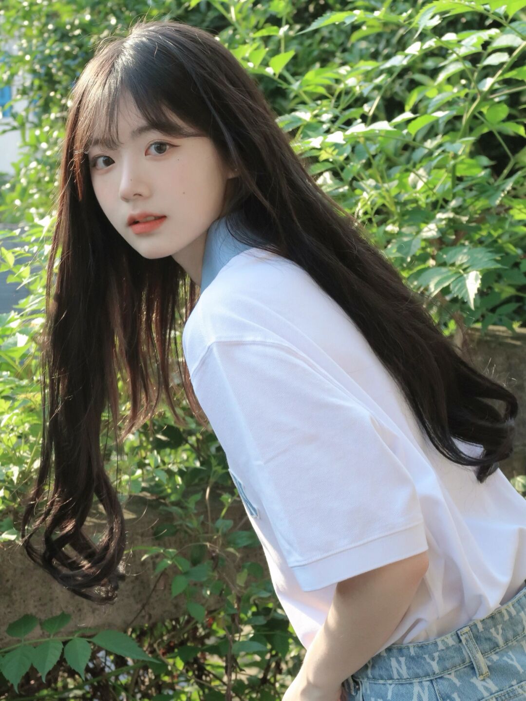 高中生模样的美女,半袖t恤衬衫搭配短裙,流露出一抹清纯气息