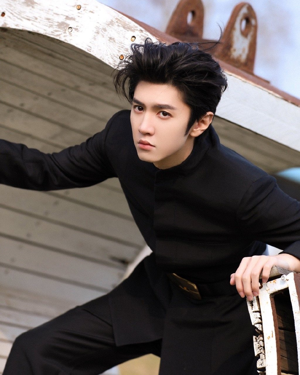 张哲远出席微博之夜造型,黑色别致束腰西装,释放别致的个性风貌