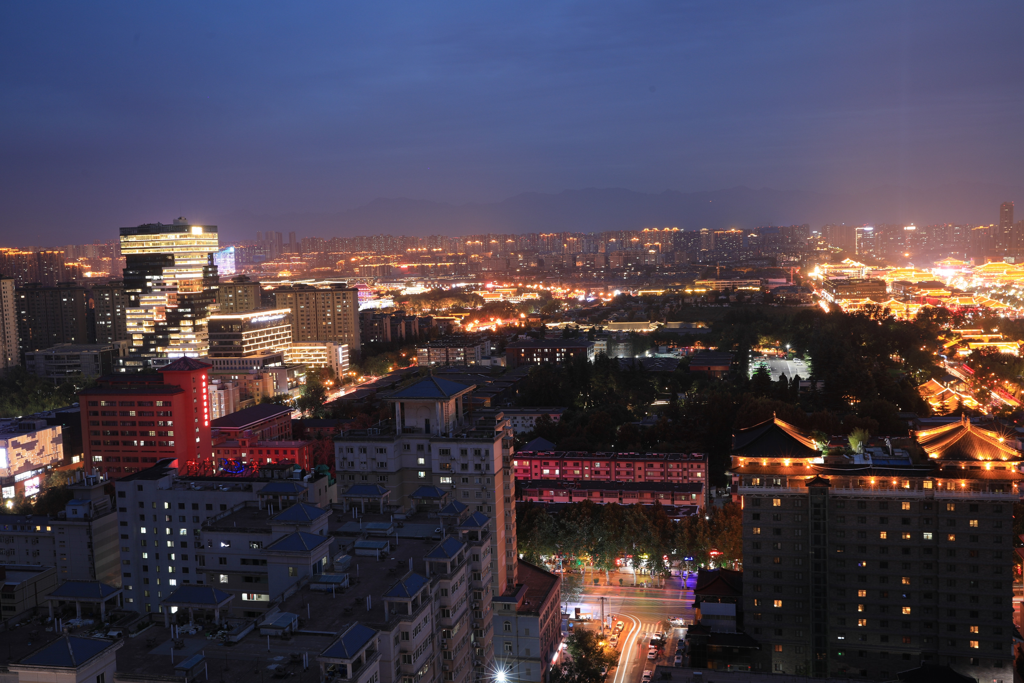 陕西西安:华灯初上夜景璀璨 俯瞰古城美不胜收