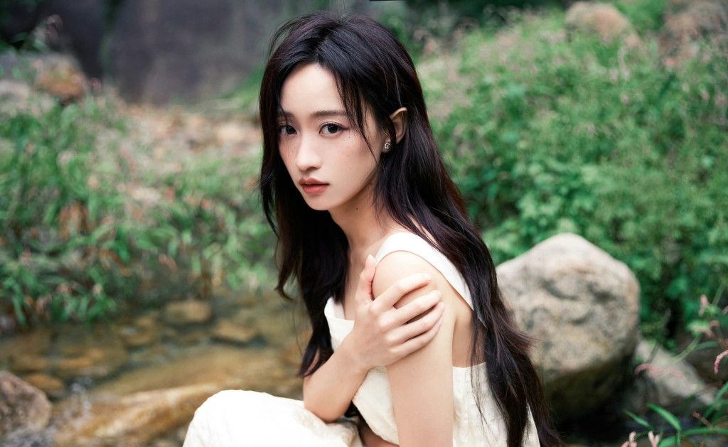 黄婷婷身穿素色长裙拍摄森系写真 长发飘飘对镜托腮清纯可人