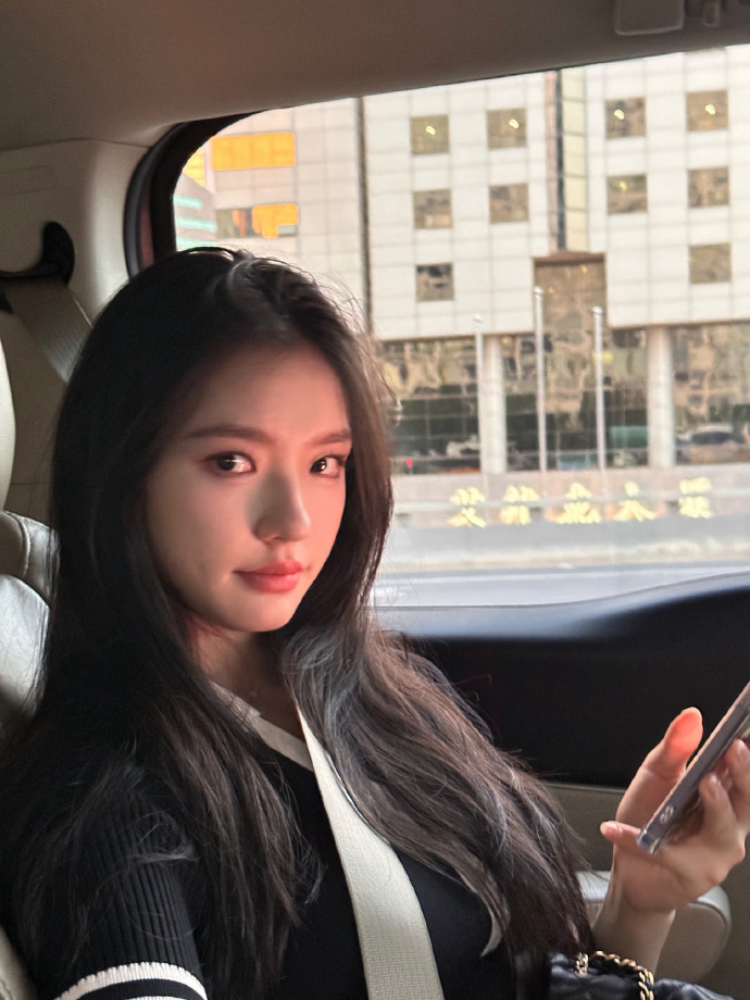 组图:林允晒车内随拍俏皮可爱 侧颜精致元气好似活力女高