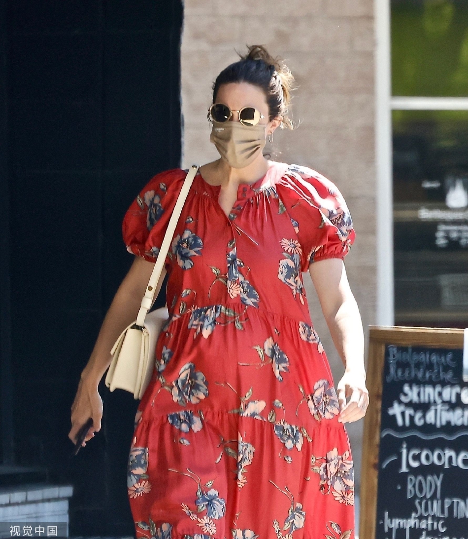 组图:曼迪·摩尔挺孕肚去美容院做护理 穿红色碎花裙状态佳