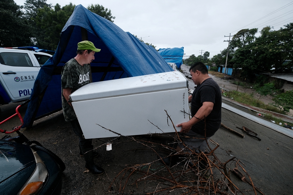 飓风"朱丽叶"袭击洪都拉斯多地 居民区被洪水淹没