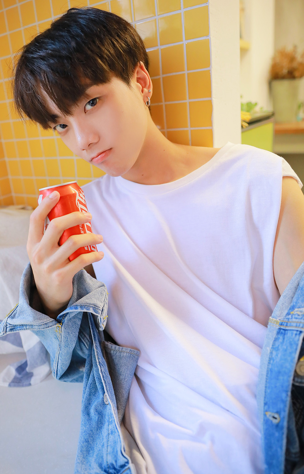 组图:酷酷的00后小奶狗,白色t恤搭配蓝色牛仔衣,呆萌,可爱!