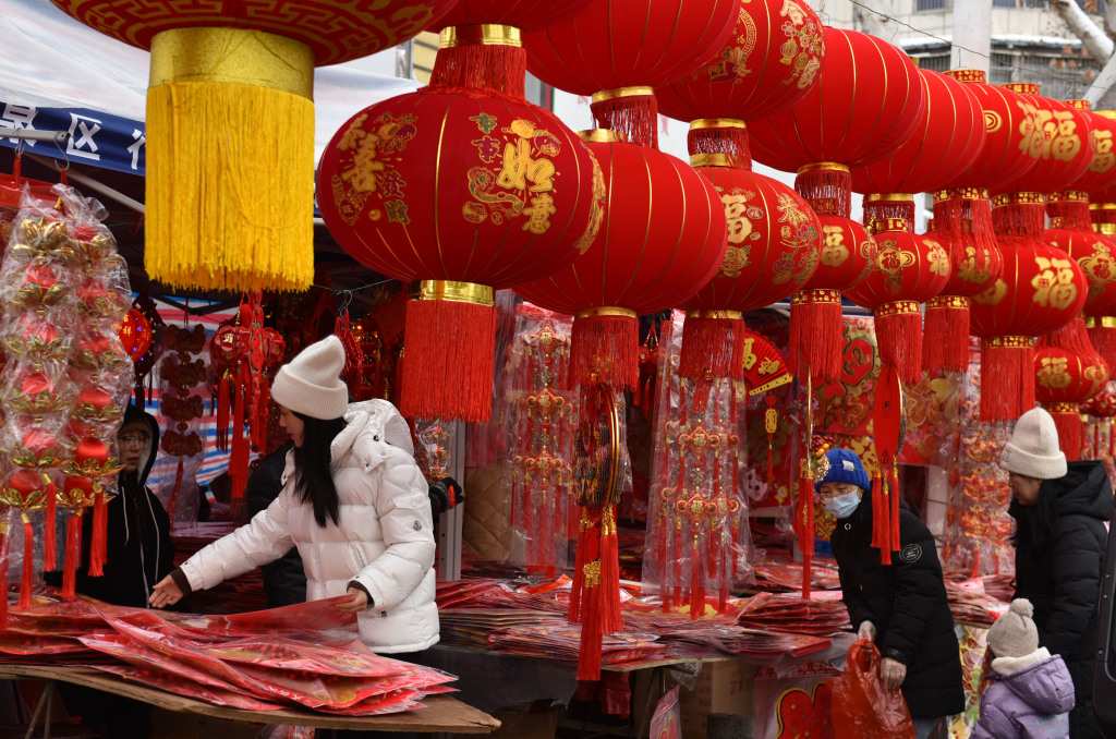 各地年货市场红红火火 市民采购新春饰品