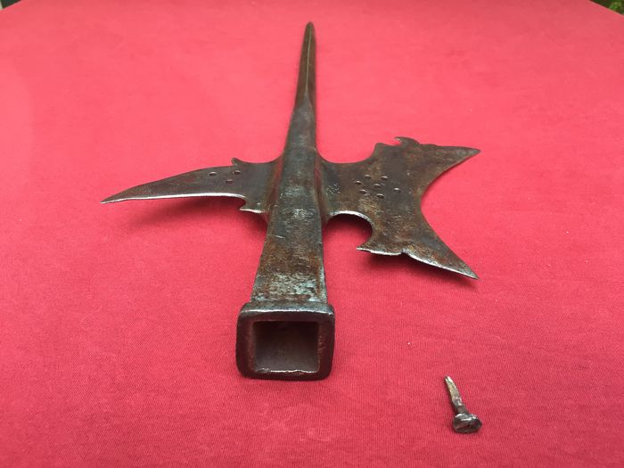 骑兵克星,中国兵器的亲戚——欧式长戟,很像吕布的无双方天戟