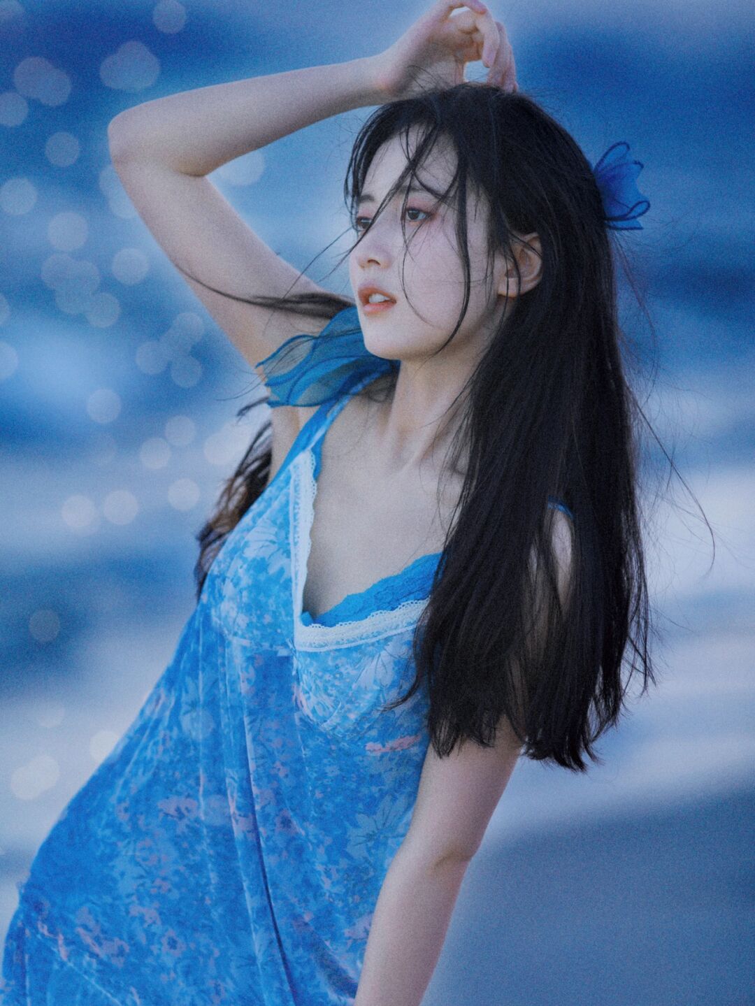 蓝色连衣裙才是海边的标配,夏天的味道,美女这样的穿搭真漂亮