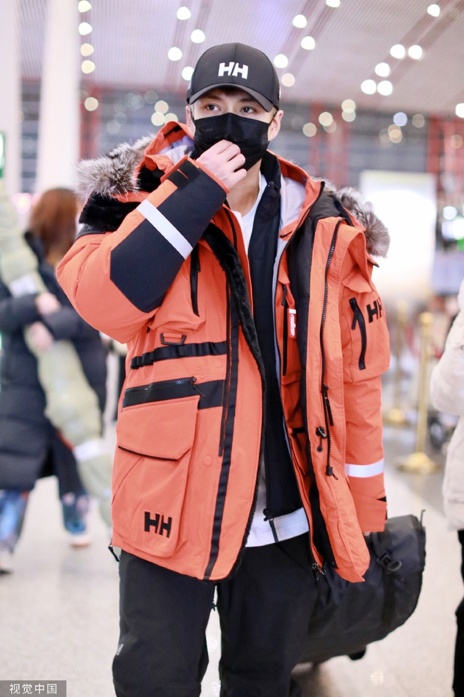 组图:韩东君橘色山地服现身机场 潮酷鸭舌帽时尚帅气