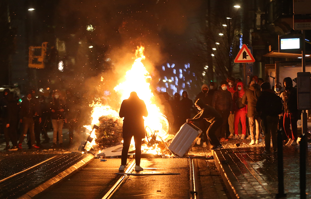 比利时首都发生骚乱500多名示威者在市内纵火