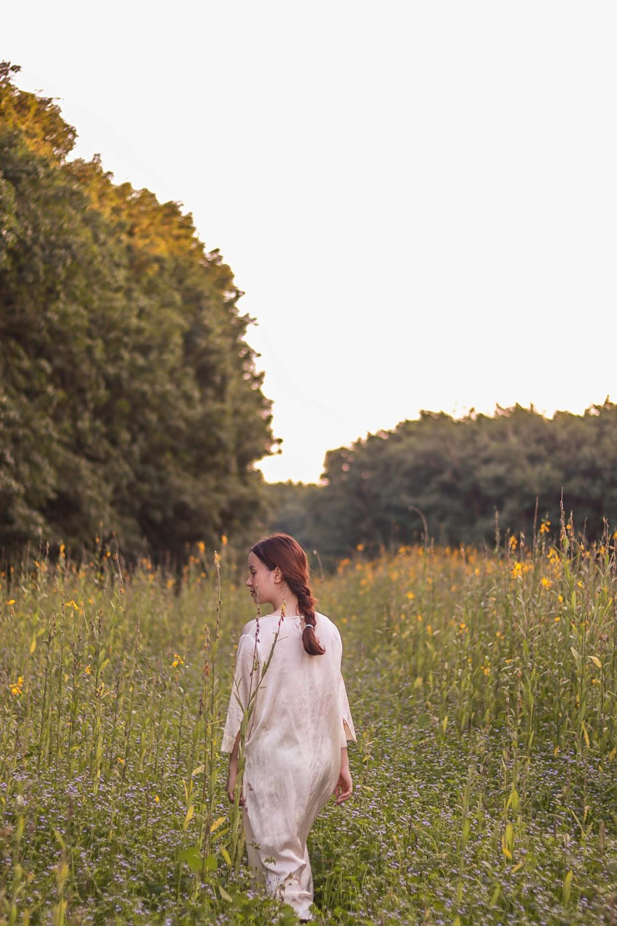 户外田野恬静美女随拍,来体验下田野的魅力