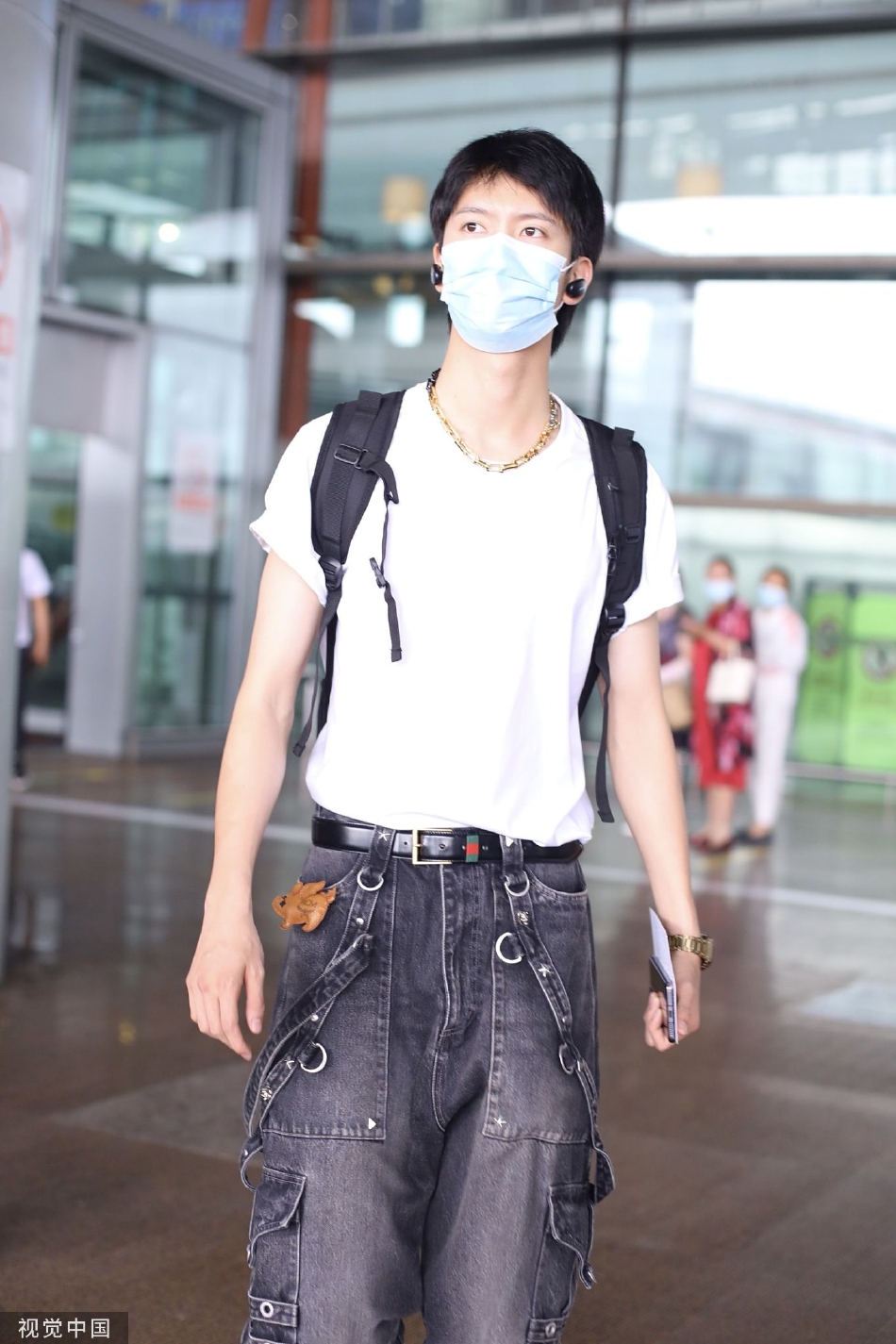 组图:陈宥维背双肩包机场出发 穿白t搭设计感牛仔裤酷帅个性