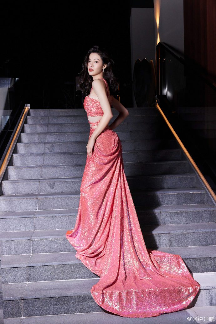 组图:钟楚曦一袭粉色曳地长裙秀身材 波浪卷发搭红唇风情万种