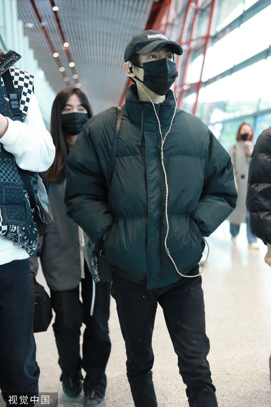 组图:罗云熙现身北京机场 all black装扮帅气有型