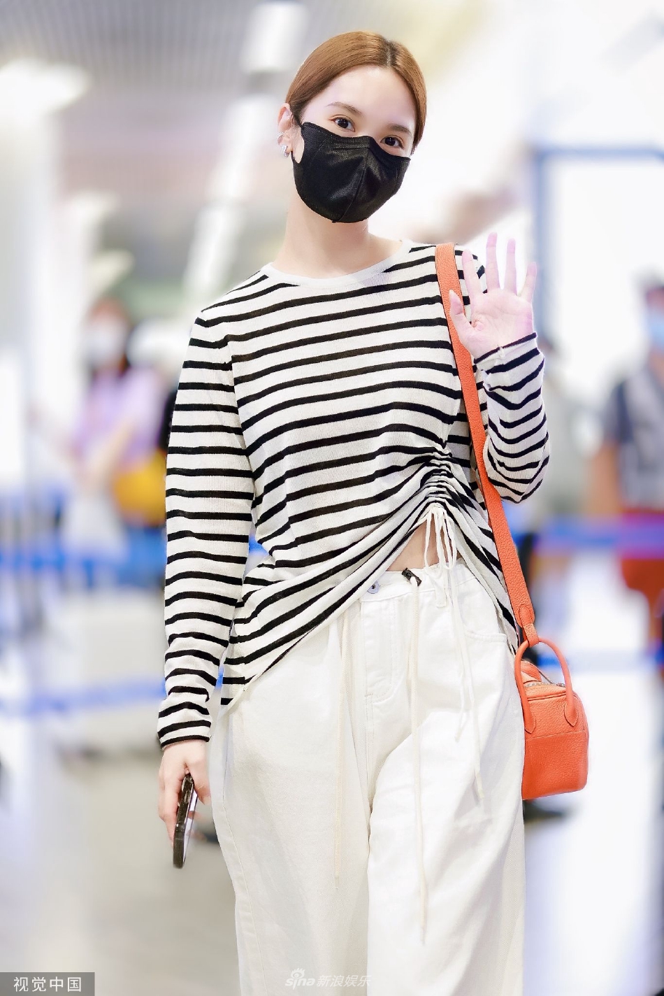 组图:杨丞琳减龄造型抵达机场 对镜头比心招手露笑容状态佳