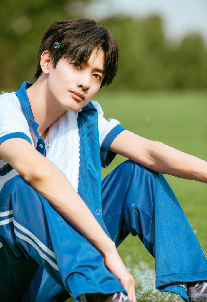 甘望星蓝白校服造型示范夏日减龄穿搭 变身帅气校草青春帅气无敌