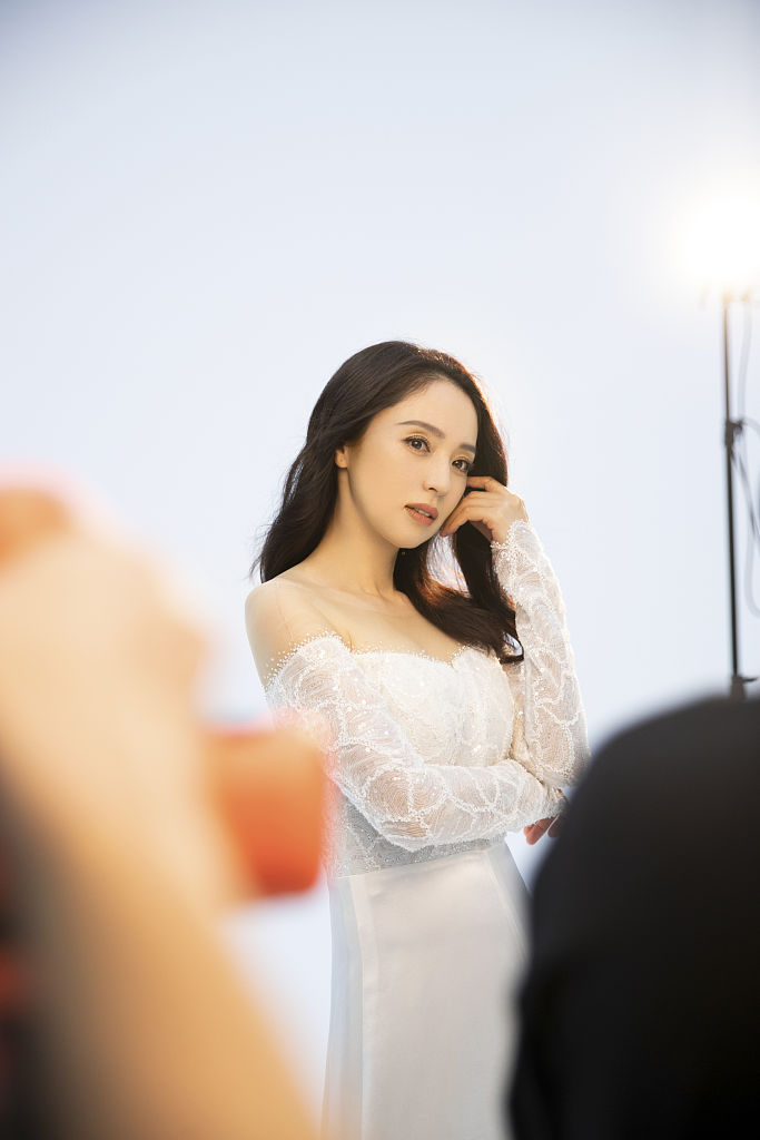 董璇工作室发布一组工作花絮图 解锁多套look笑容明媚