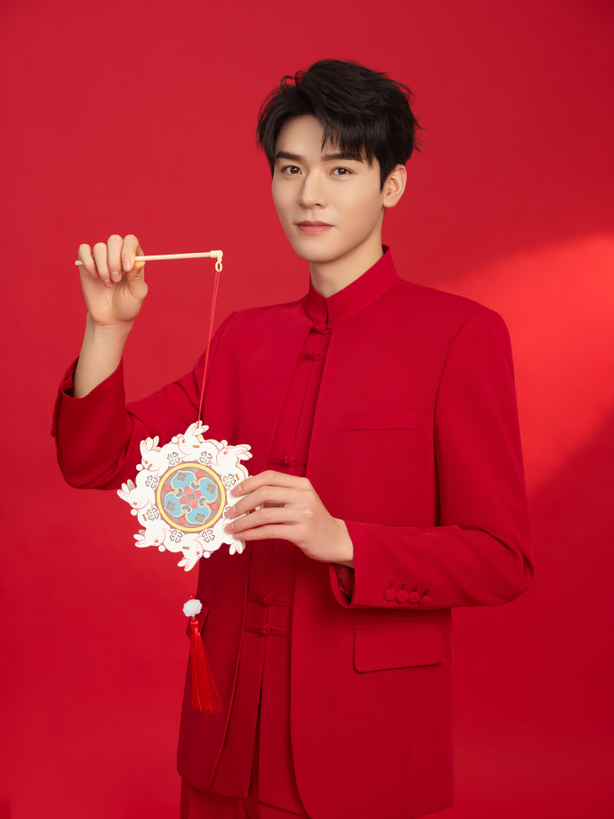 龚俊着红衣在红色背景墙前拍摄写真