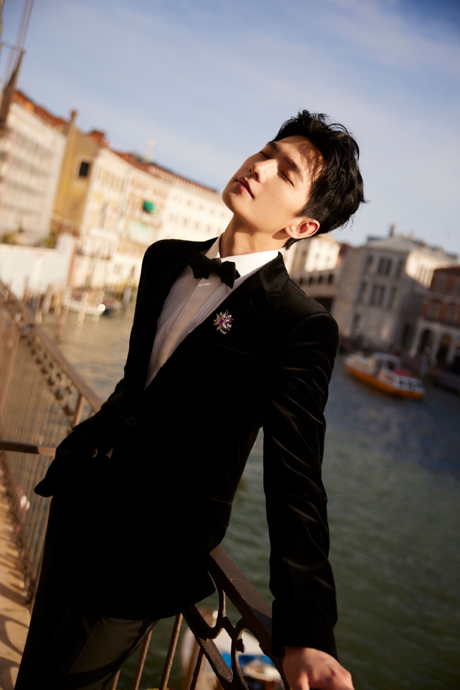 组图:杨洋穿黑西装宛若贵公子 五官精致侧颜帅气逼人