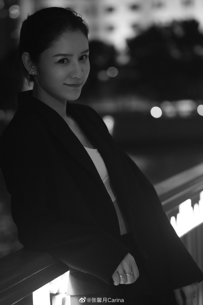 组图:张馨月晒黑白氛围感写真 穿西装搭短背心秀马甲线