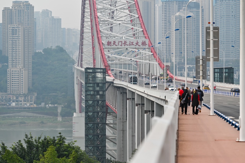 重庆:朝天门长江大桥安装电梯 方便民众出行