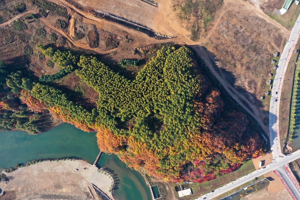 航拍辽宁本溪秋景如画