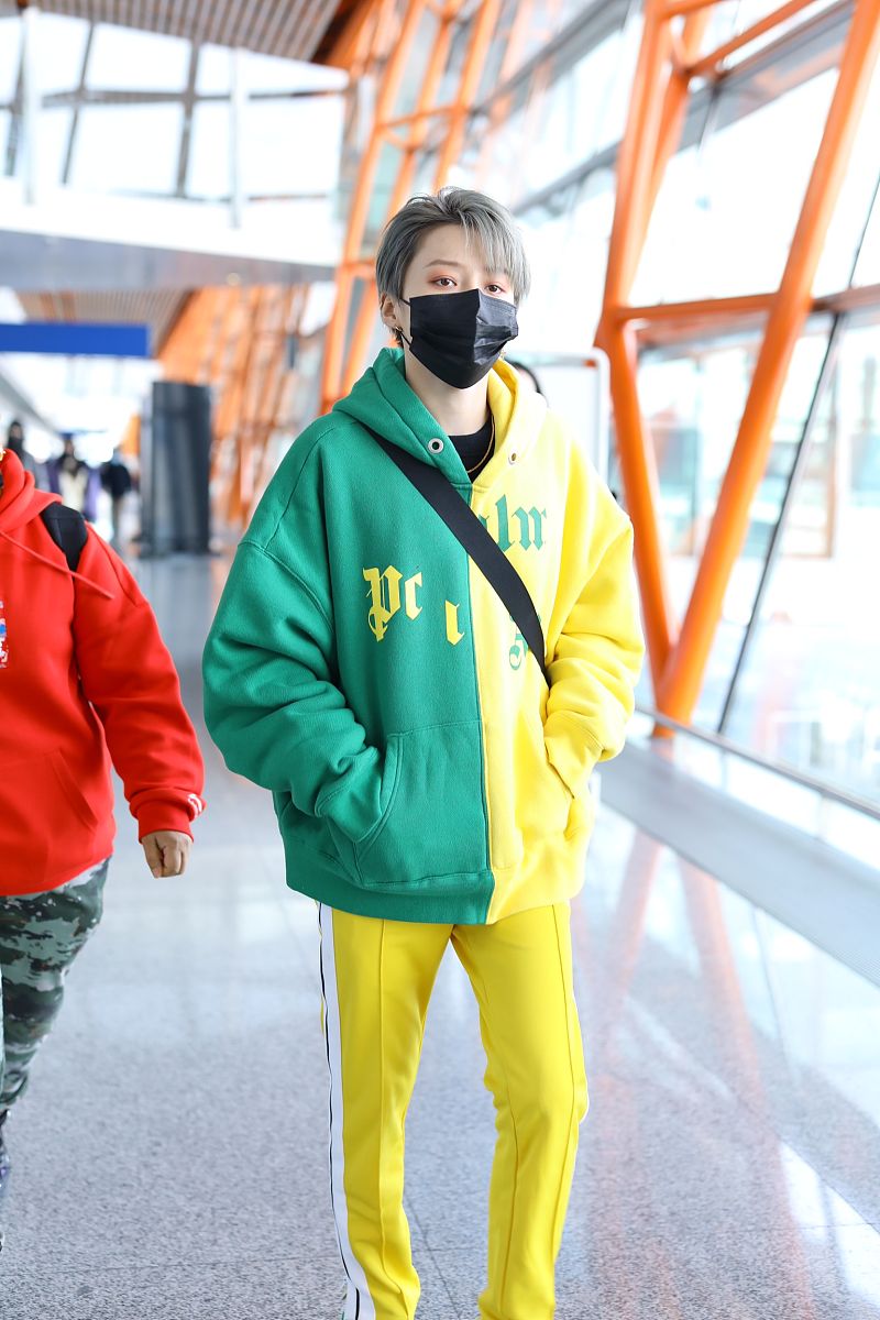 刘雨昕街拍:palm angels拼色卫衣黄色运动裤 nike air jordan 1高帮