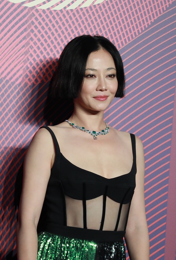 组图:谭卓穿吊带透视裙身材骨感 王耀庆西装革履总裁范十足