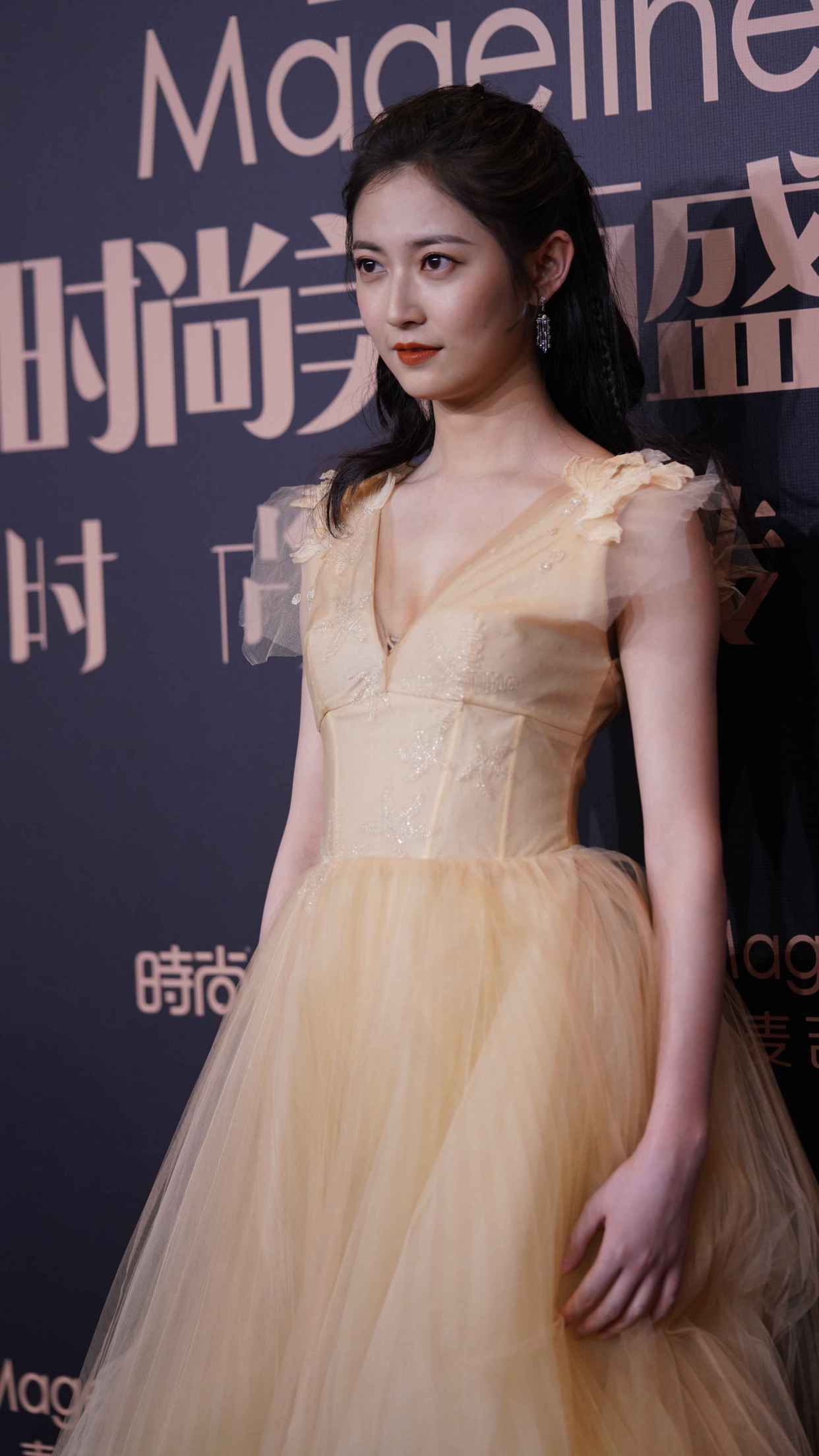 陈钰琪红毯纱裙出众美丽,气质小花时尚大方