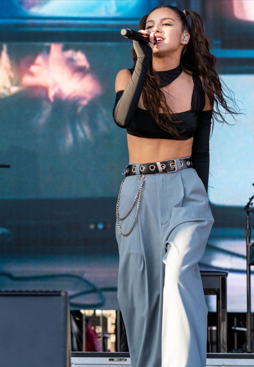 奥利维亚·罗德里戈,扎双马尾穿黑背心载歌载舞,俏皮不失性感