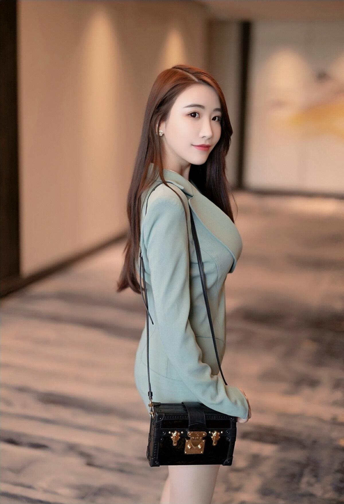 得体又出众的职场白领裙装,尽显女性端庄知性,优雅大方
