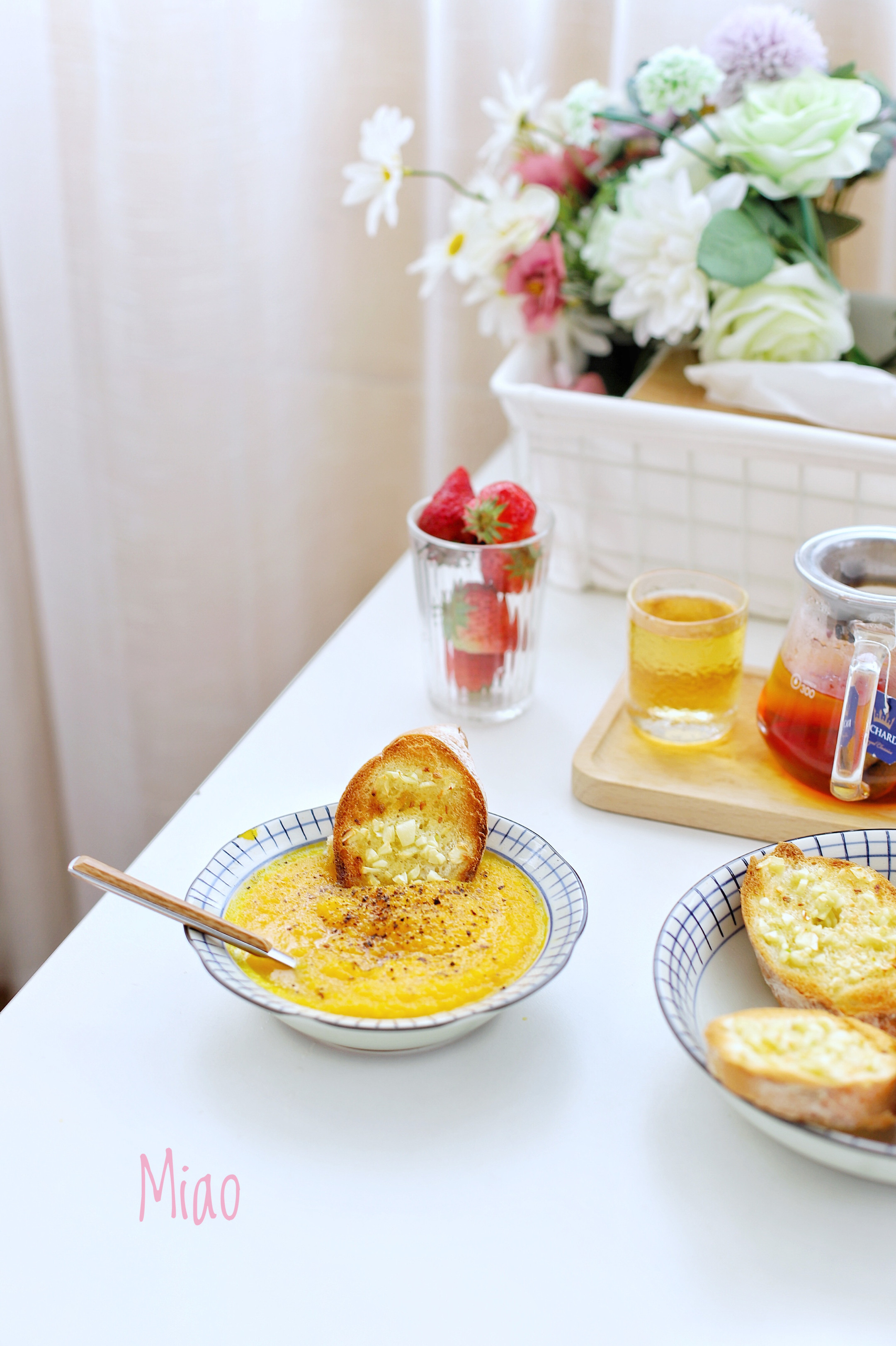 南瓜浓汤配蒜香法棍,西式早餐
