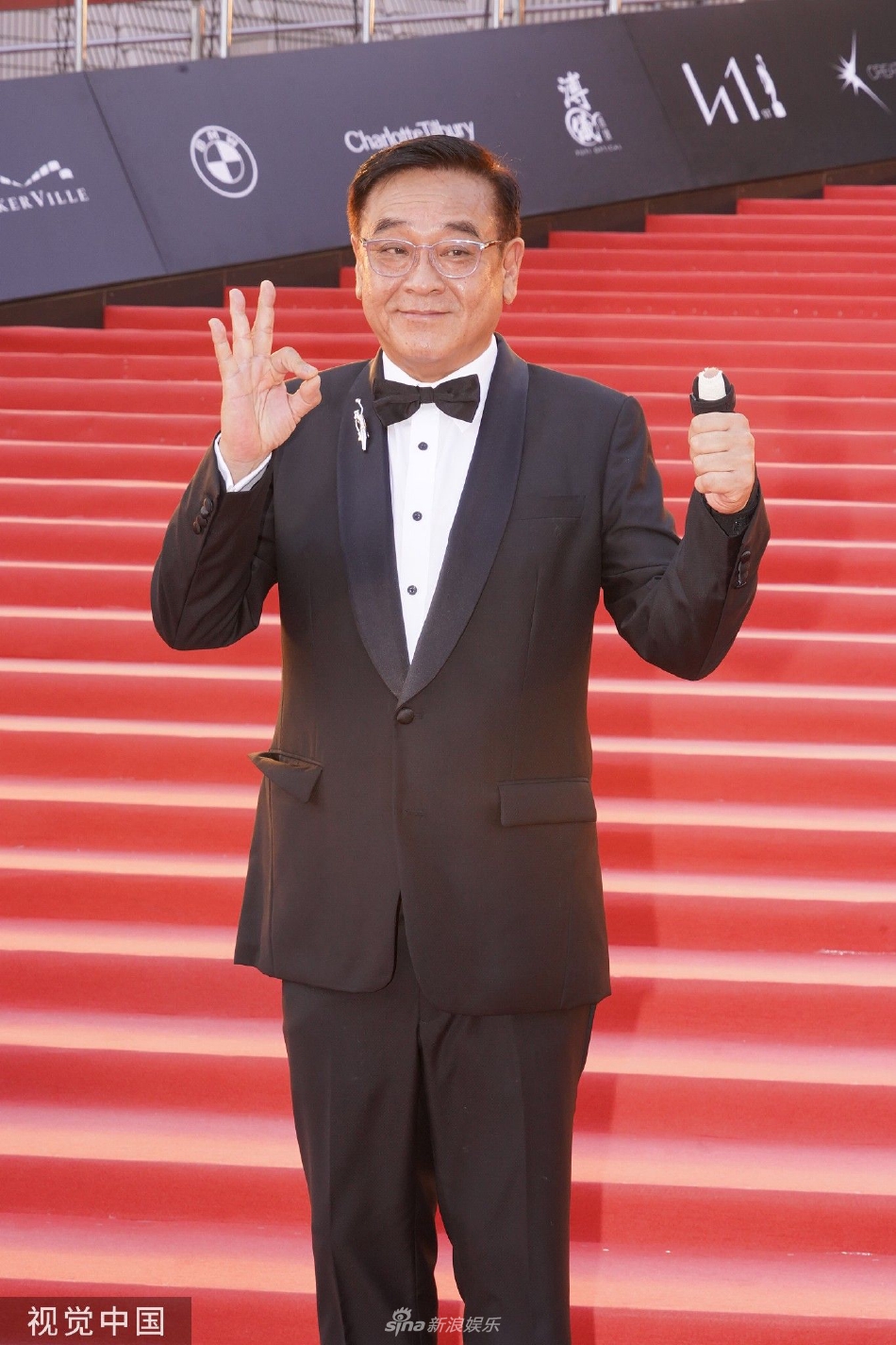 组图:第41届香港电影金像奖红毯举行 导演尔冬升穿西装亮相