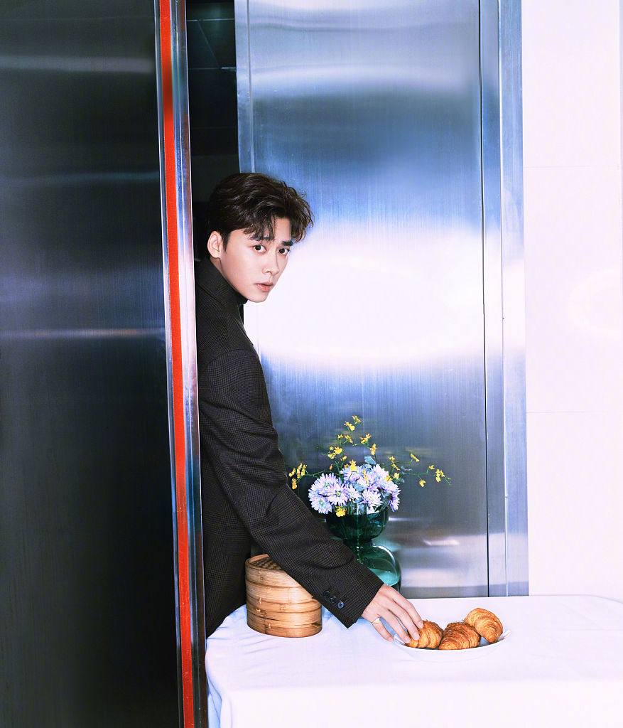 李易峰格子西装阔腿裤英俊帅气 手拿可颂拍摄厨房胶片感大片