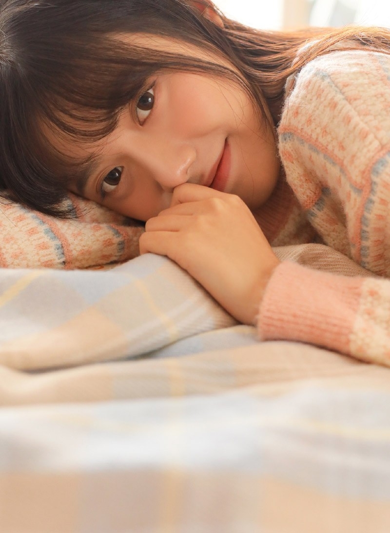 面容清秀肌肤白皙的清纯妹妹长发飘飘气质清纯美女写真集