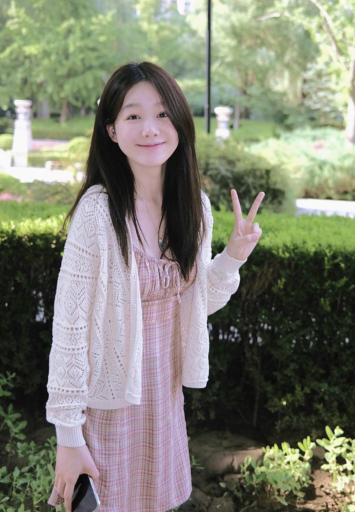 徐梦洁七夕发布甜美造型写真 针织衫搭配粉格吊带裙很少女