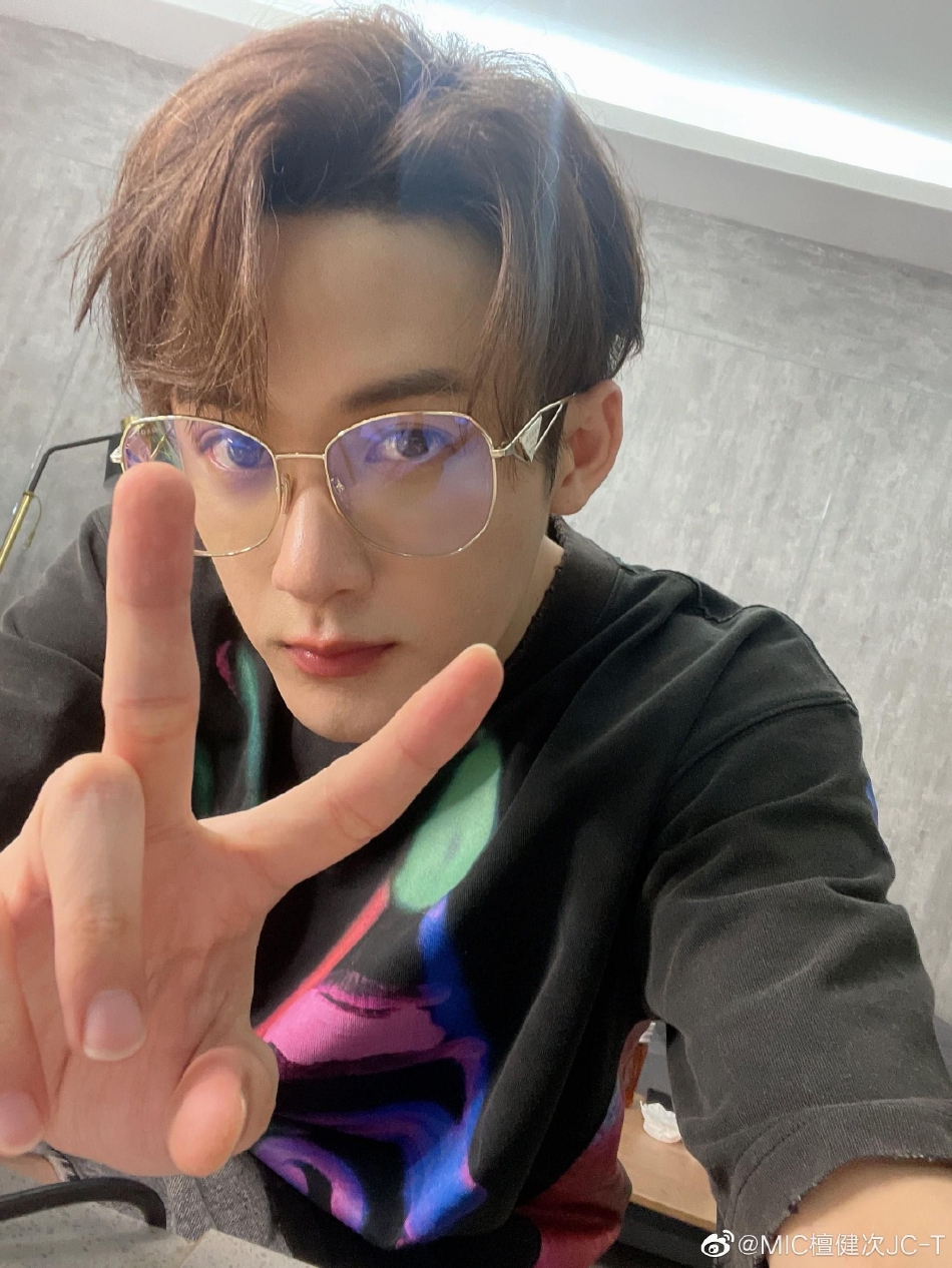 组图:檀健次着纯色系西服生图曝光 宽肩细腰酷拽十足